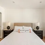 Stylish Gated Retreat In East Hollywood With Parking
