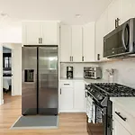 Stylish Gated Retreat In East Hollywood With Parking