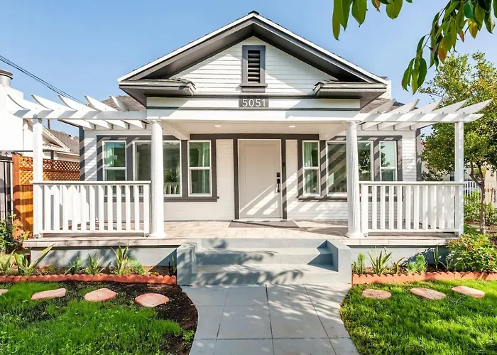 Stylish Gated Retreat In East Hollywood With Parking
