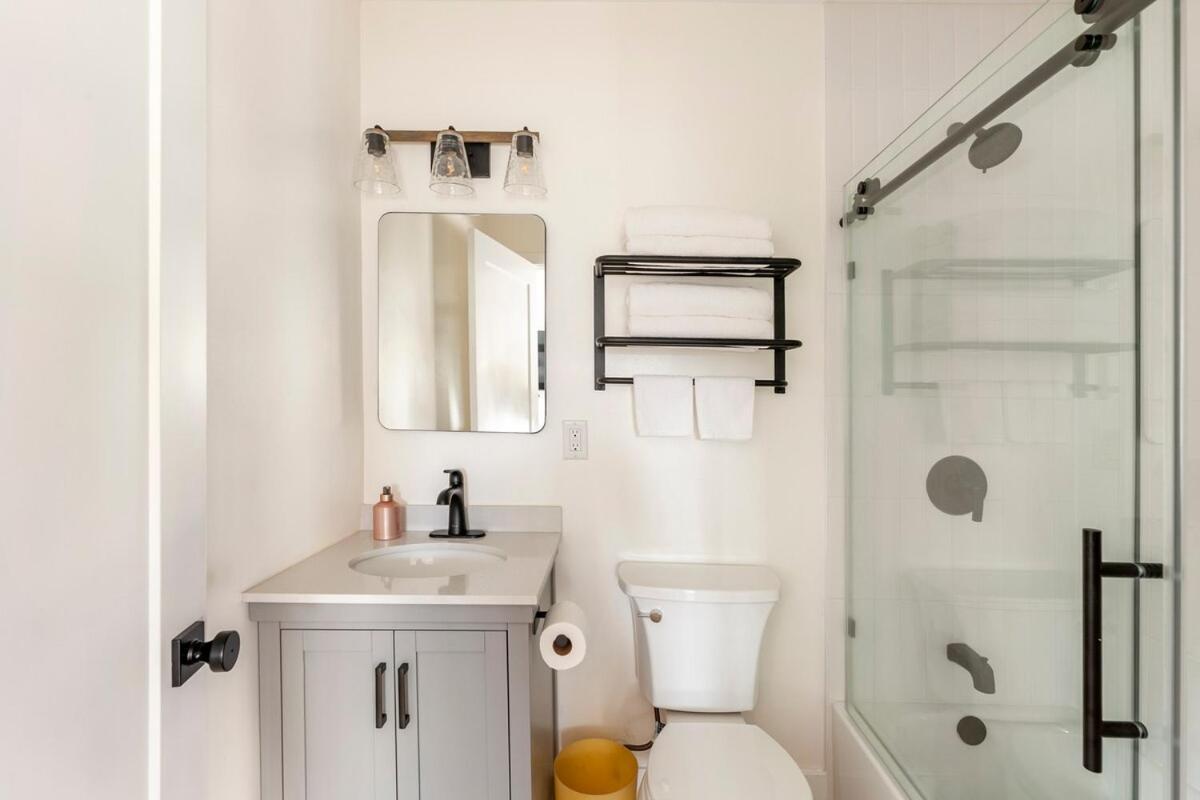 Stylish Gated Retreat In East Hollywood With Parking