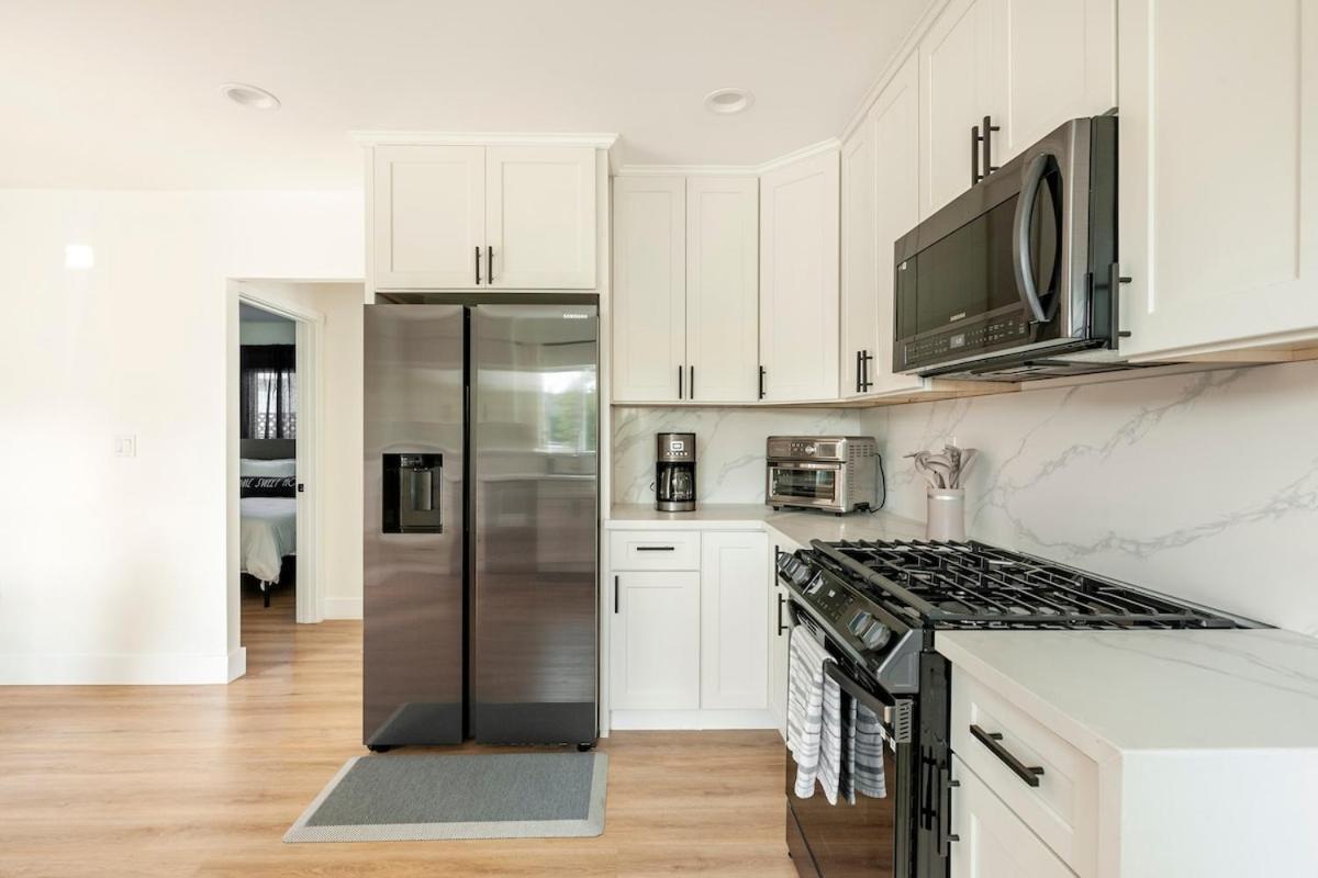 Stylish Gated Retreat In East Hollywood With Parking Holiday home