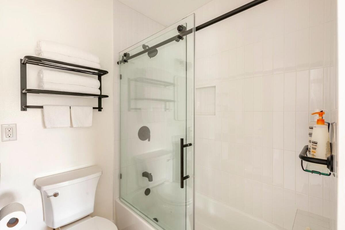 Holiday home Stylish Gated Retreat In East Hollywood With Parking *