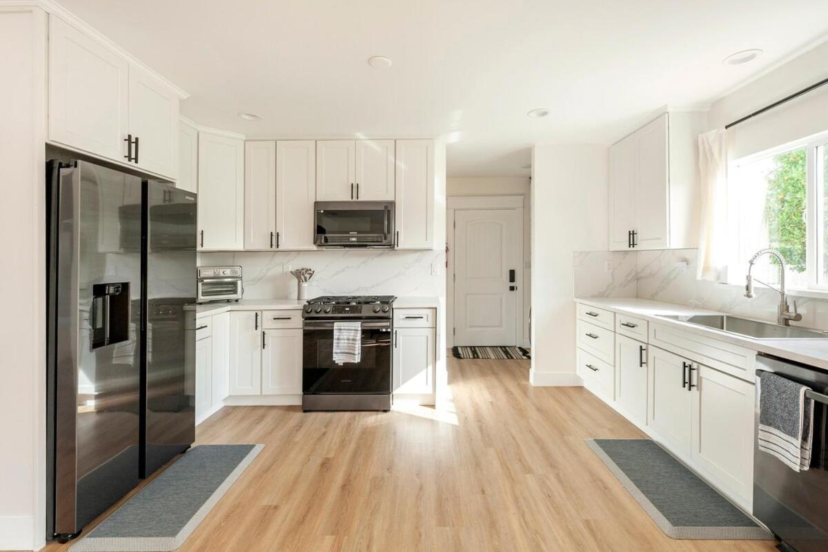 Stylish Gated Retreat In East Hollywood With Parking *