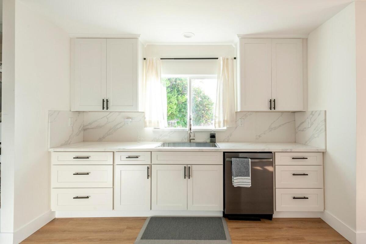 Stylish Gated Retreat In East Hollywood With Parking Holiday home *