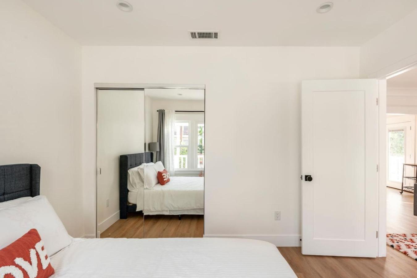 Stylish Gated Retreat In East Hollywood With Parking