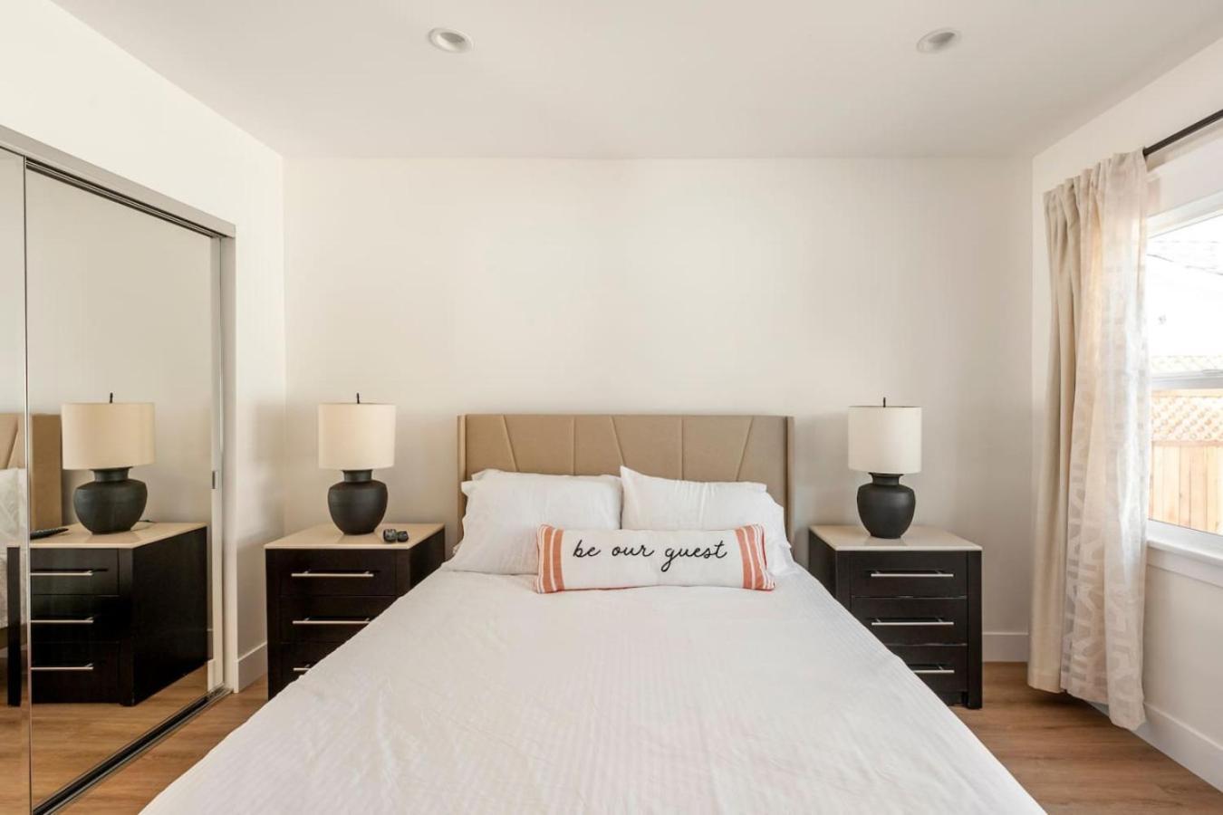 Stylish Gated Retreat In East Hollywood With Parking Holiday home