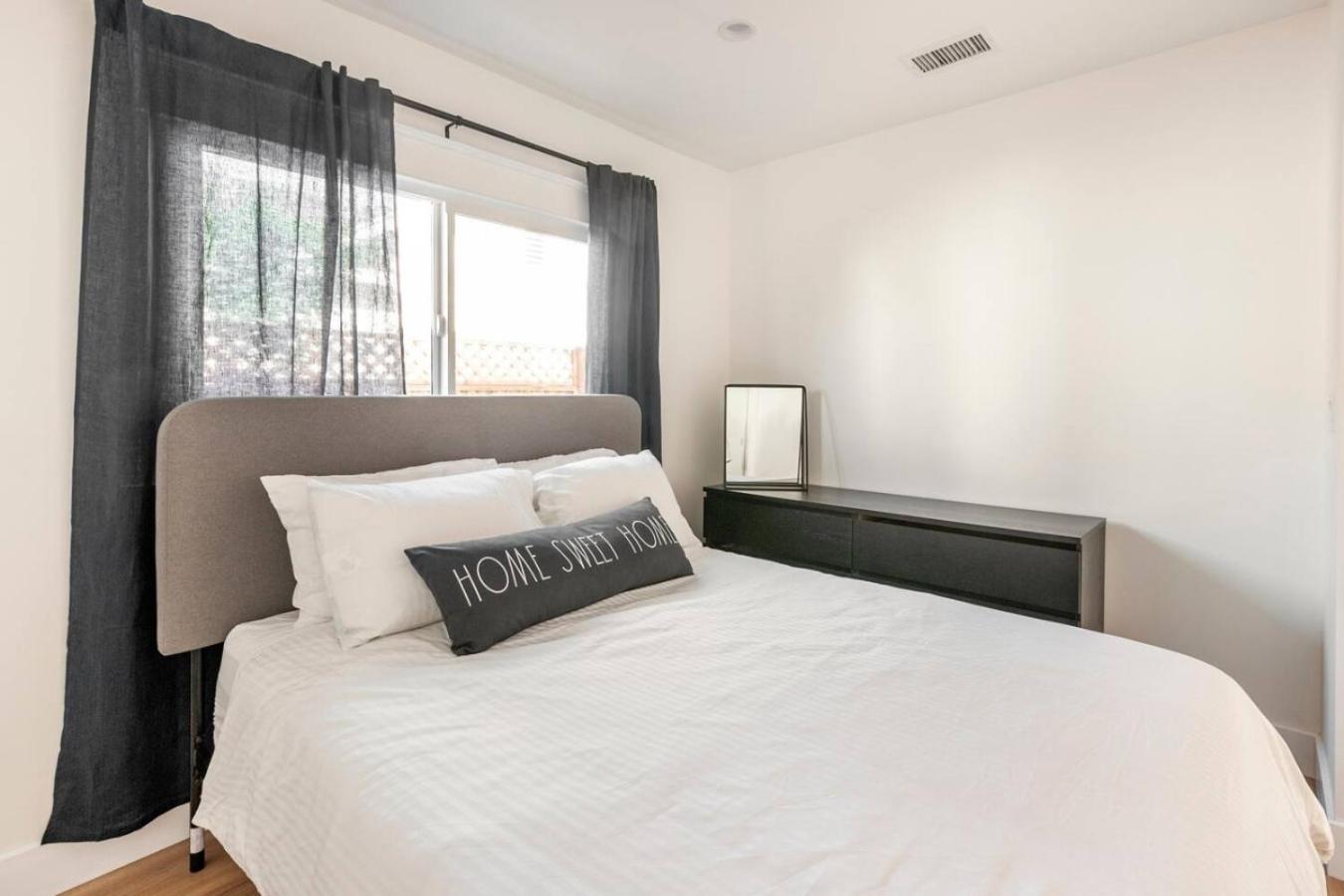 Holiday home Stylish Gated Retreat In East Hollywood With Parking *
