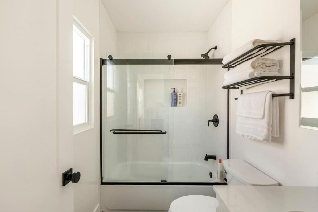 Stylish Gated Retreat In East Hollywood With Parking *