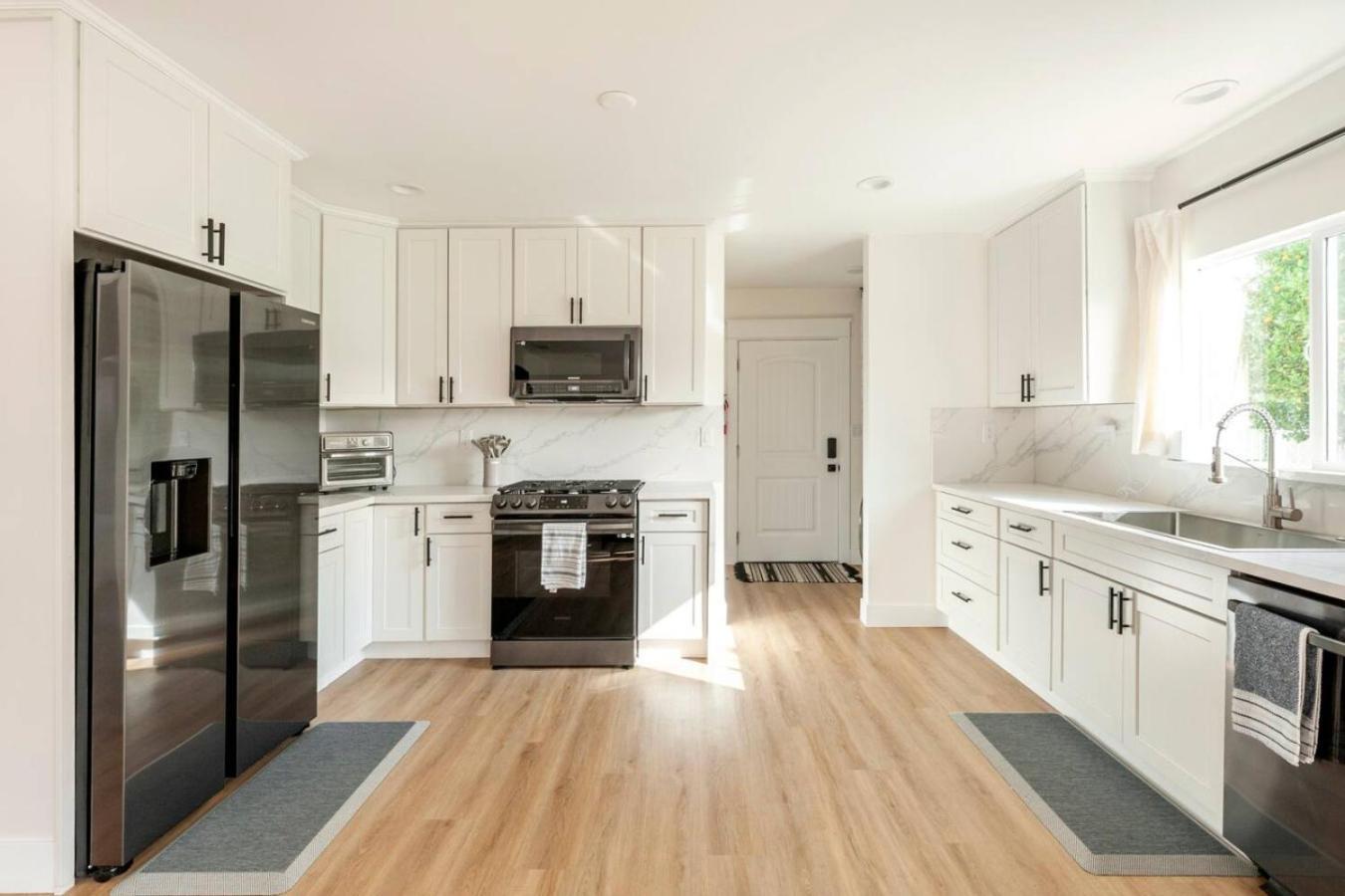 Stylish Gated Retreat In East Hollywood With Parking